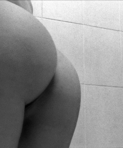 Девочка рассказывает о своих достоинствах