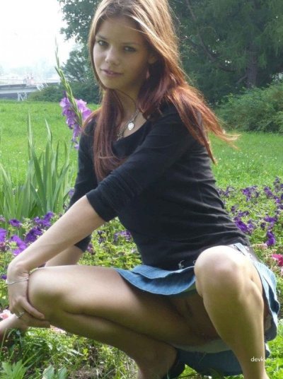 Молодая баба показывает киску