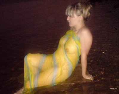 Домашние снимки супруги на каникулах: интимные фото на пляже