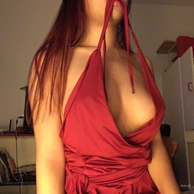 Сексуальная грудь молодой леди в наряде