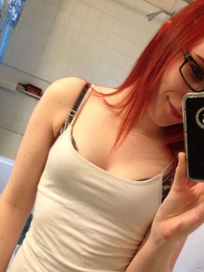 Огненная красотка трахает себя пальчиками