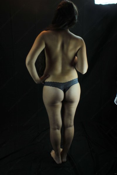 Дама вызывающе позирует в нижнем белье на камеру