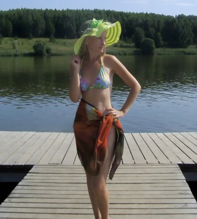 Катя раздевается и демонстрирует свое обнаженное тело!