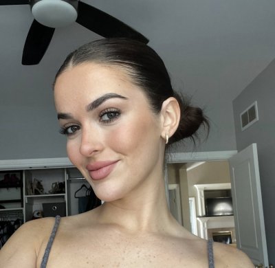 Молодая кокетка шатенка демонстрирует своё обнаженное тело