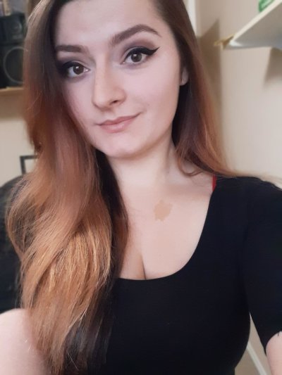 Пышка демонстрирует свои прелести и изгибы