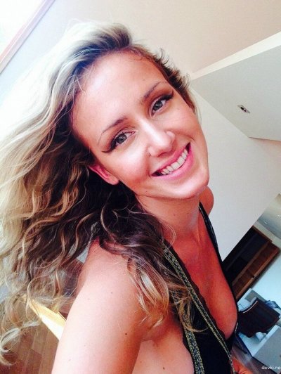 Привлекательная блондиночка фотографирует себя в откровенных позах