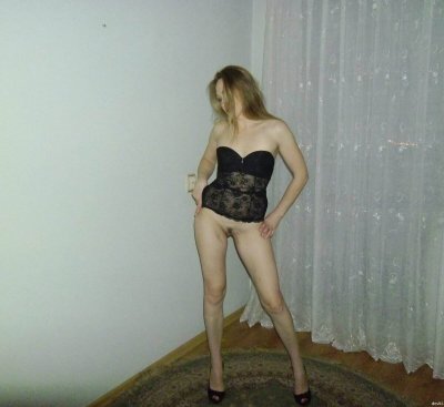 Сексуальная блондинка показала все свои прелести
