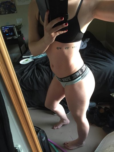 Девочка следит за собой, чтобы оставаться в отличной форме!