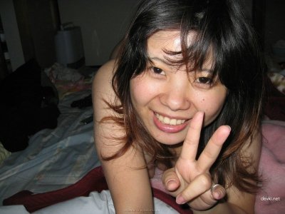 Тусуется с азиатской красоткой - развивает язык, учиться на новых примерах.