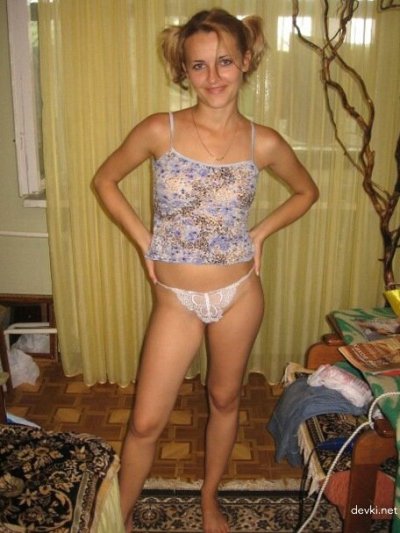 Молоденькая девочка разрешает трахнуть свою киску