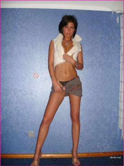 Брюнетка с обворожительной фигурой позирует и демонстрирует себя