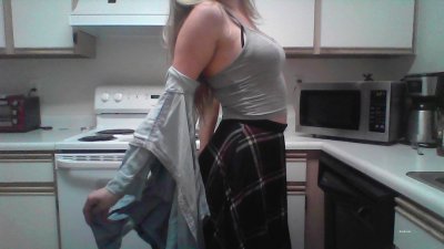 Сексапильная красотка разделась и танцует возле плиты