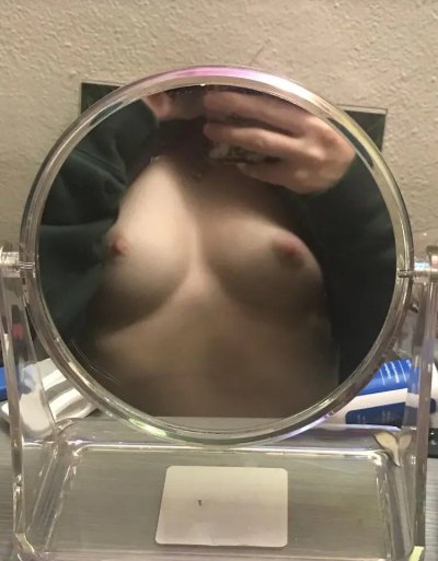 Сочная девочка демонстрирует свою гладкую промежность