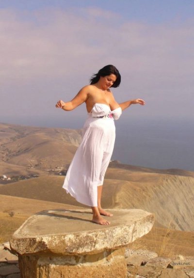 Горячая мамочка без одежды позирует на берегу на любительских фото