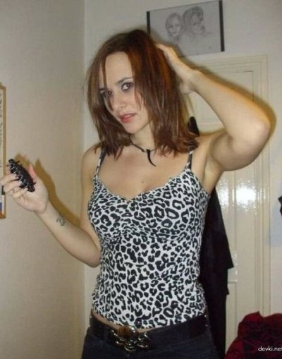 Соблазнительно снимает одежду на камеру для горячего шоу