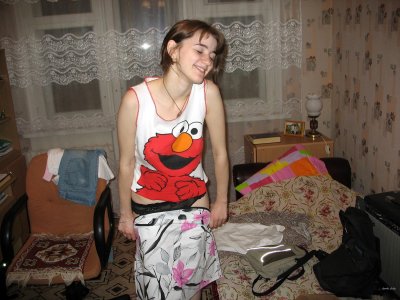 Молодая красотка открывает рот для приятного удовольствия