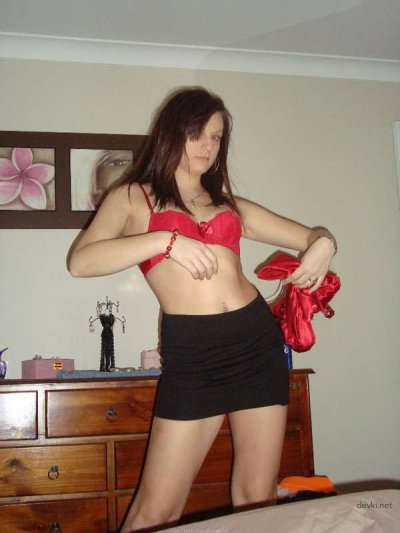 Вызывающий стриптиз от горячей подружки