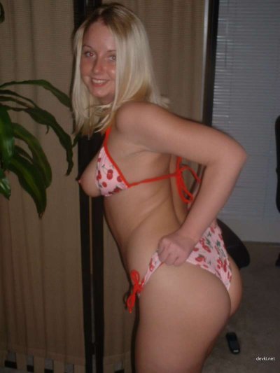 Завораживающее интимное фото юной красавицы с сияющей улыбкой