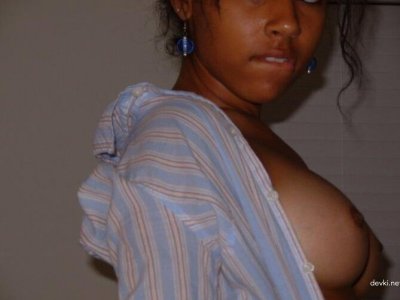 Сиськи юной красотки в пикантном видео