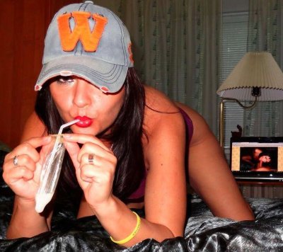 Шаловливая темноволосая дама фотографирует свое обнаженное тело для любительских снимков