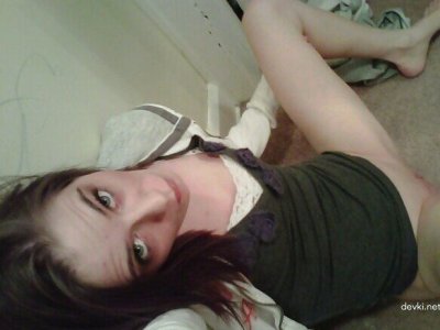 Девушка широко раздвигает свои интимные пещерки