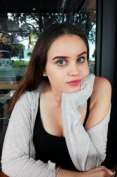 Новый айфон в руках милашки: фотосессия сочной попки!