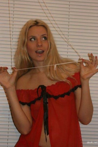 Развратная блондиночка соблазнительно демонстрирует свои прелести