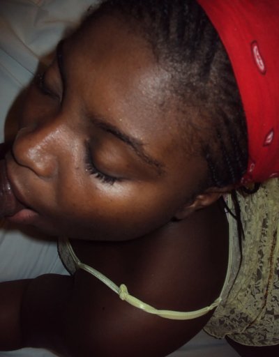 Чернокожая красотка облизывает член