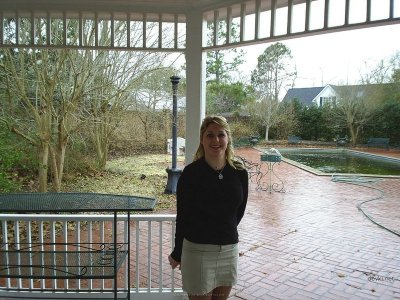 Женщина с красивыми формами занимается интимом