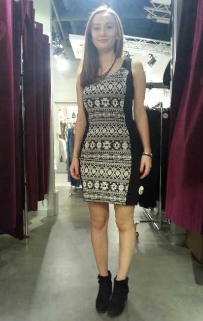 Грудастая рыжая красотка сосет член