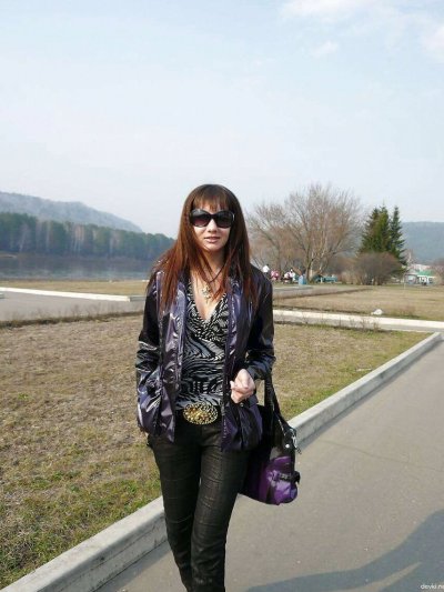 Длинноногая красавица позирует совершенно обнаженной для вас!