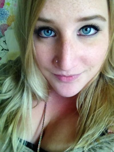 Развратная блондинка умело сосет хер парню