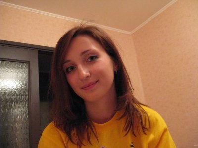 Молоденькая красотка демонстрирует свои прелести перед вебкамерой