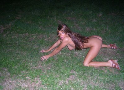 Девушка с идеальным телом ласкает свою киску.