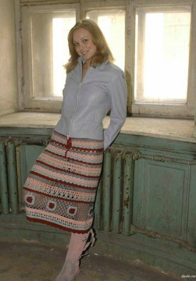 Привлекательное декольте раздетой красотки в подъезде