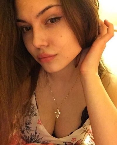 Развратная красотка без трусиков показала свои прелести