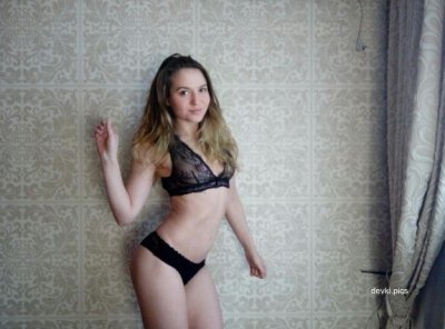 Сексуальная атлетка удовлетворяет себя