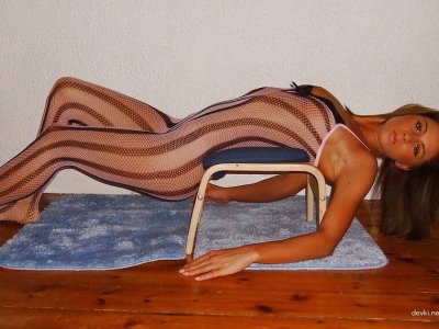 Горячая девочка демонстрирует свои интимные уголки