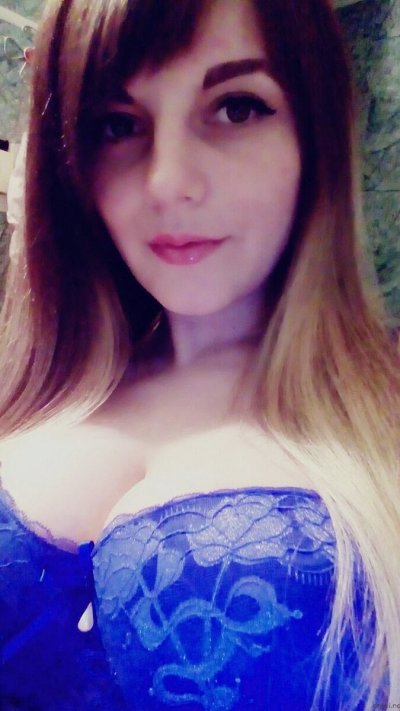 Развратная красотка позирует голой на камеру