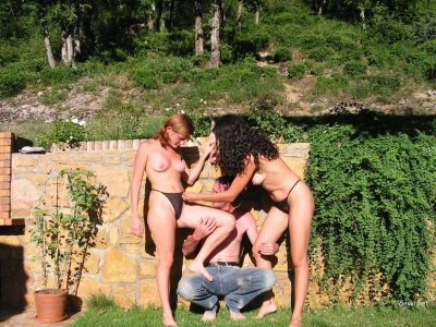 Две шлюшки угостят одного самца