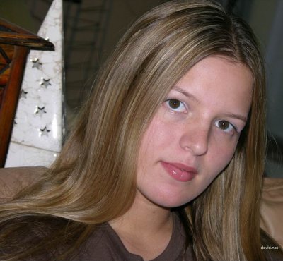 Шикарная красотка демонстрирует свои интимные уголки на камеру