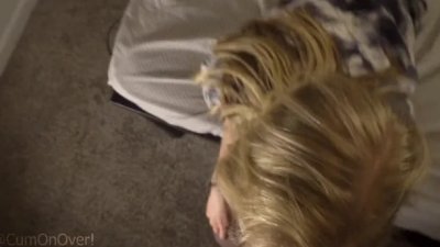 Стройная блондинка страстно трахается с парнем на камеру в домашнем порно видео