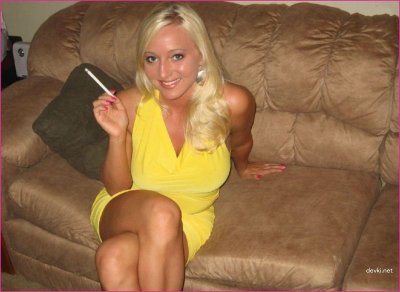 Неожиданное сексуальное приключение: после курения она решила сделать минет на любительских фото