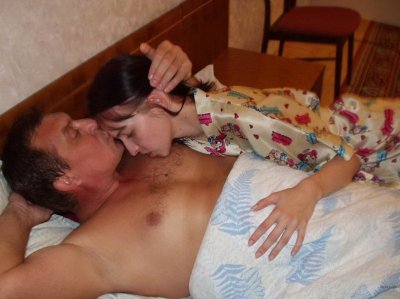 Дрючит свою молоденькую подругу и спускает на живот
