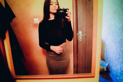 Не стесняется демонстрировать свои прелести