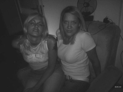 Парень устроил горячий тройничок с двумя светловолосыми красотками