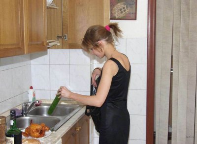 Раздевшись полностью после ужина: горячие сцены!