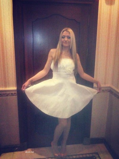 Красотка селфит себя на камеру