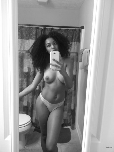 Жгучие мулатки делают откровенные фото сами - страстные аматорские снимки.