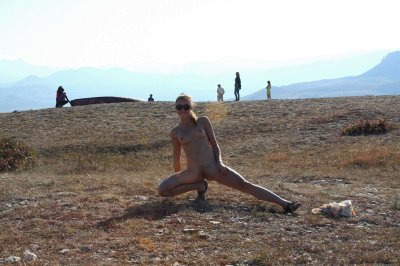 Интимные снимки обнаженной дамы на свежем воздухе